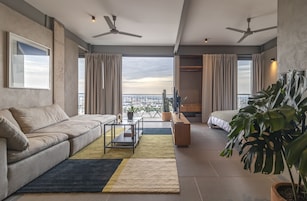 Cubrecamas, minibar y caja de seguridad en la habitación 