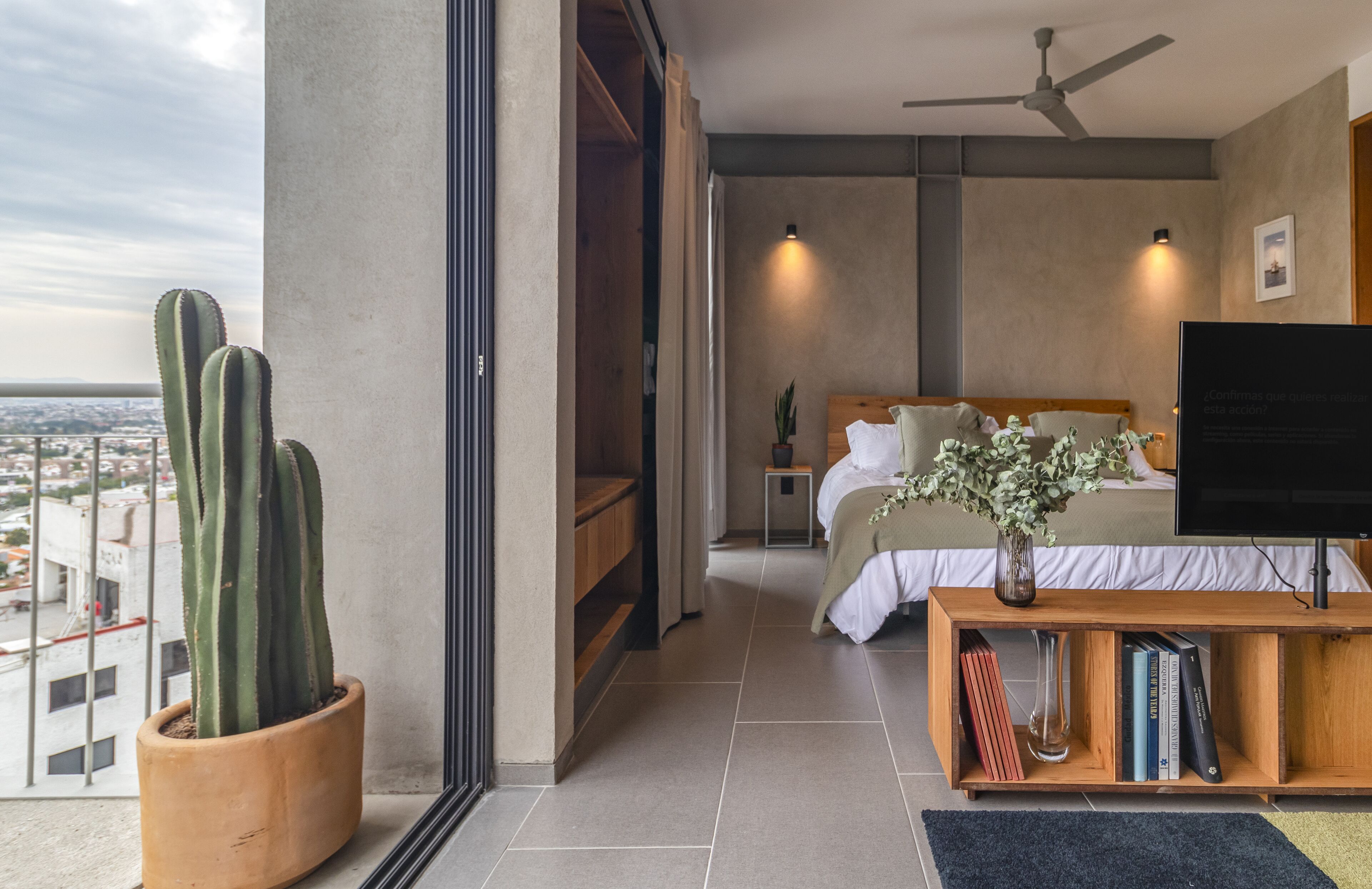 Untuvapeitot, minibaari, tallelokero huoneessa