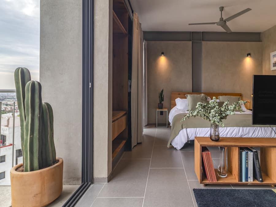 Edredons de pluma, frigobar, cofres nos quartos