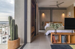 Cubrecamas, minibar y caja de seguridad en la habitación 