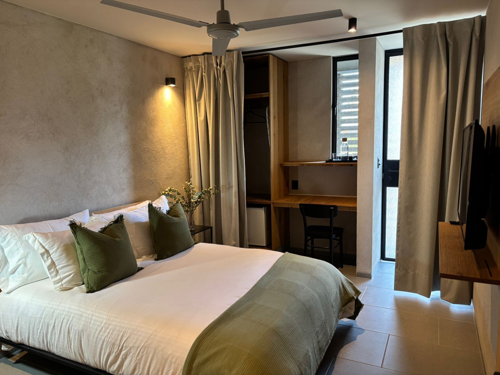 Une chambre à coucher avec un lit, un bureau et une chaise.