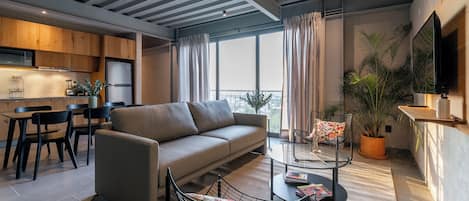 Comfort appartement, uitzicht op stad | Woonruimte | Een 40-inch smart-tv met digitale zenders en streamingdiensten