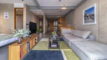 2 bedrooms, down comforters, minibar, in-room safe