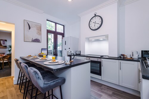 Hartshill House: Spacious 4-Bedroom Home with King Beds in Stoke-on-Trent