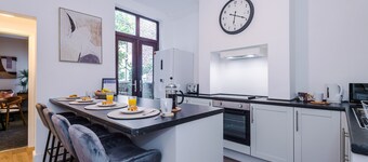 Hartshill House: Spacious 4-Bedroom Home with King Beds in Stoke-on-Trent