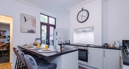 Hartshill House: Spacious 4-Bedroom Home with King Beds in Stoke-on-Trent