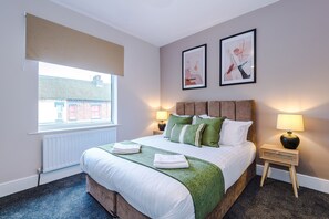 Iron/ironing board, free WiFi, bed sheets - Hartshill House: Spacious 4-Bedroom Home with King Beds in Stoke-on-Trent (Stoke-on-Trent)