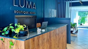 A reception desk with a sign reading "LUMA Boutique Hotel". - Luma Boutique Hotel (San Carlos de Bariloche)