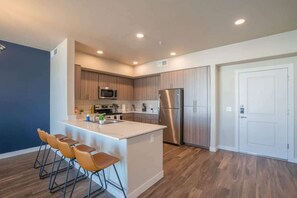 Fridge, microwave, oven, stovetop - Elegant Stay | Balcony, Pool, Gym, W/D, Sleeps 4 (Tempe)