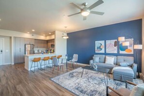 TV, offices - Near TPC & DT Tempe | Pool,Gym,Balcony,W/D,Parking (Tempe)