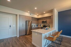 Fridge, microwave, oven, stovetop - Near TPC & DT Tempe | Pool,Gym,Balcony,W/D,Parking (Tempe)