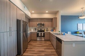 Refrigerador, microondas, horno, placa de cocina