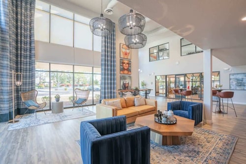 Prime Spot Apt  | Pool, Gym, Balcony, W/D, Parking