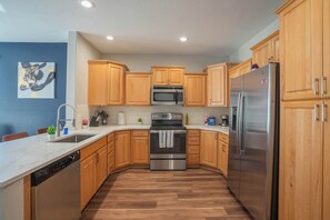 Refrigerador, microondas, horno, placa de cocina