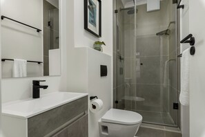 Douche, sèche-cheveux, serviettes fournies, savon