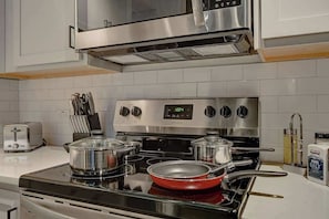 Refrigerador, microondas, horno, placa de cocina