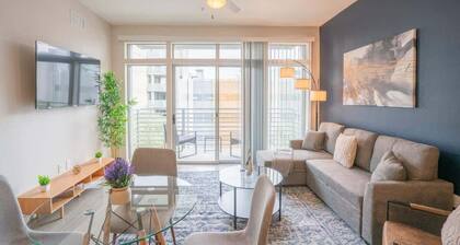 Central PHX with Pool, Gym + Parking +W/D Walkable