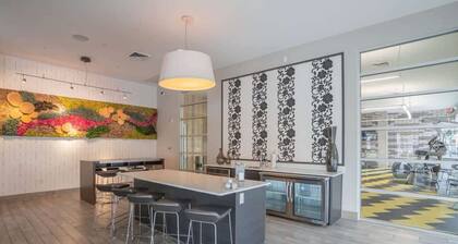 Central PHX with Pool, Gym +Parking +W/D Walkable
