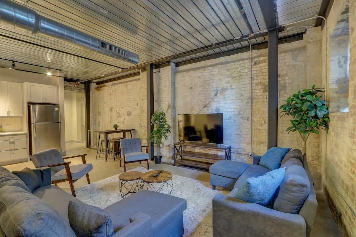 Televisión, oficina y monitor de computadora 