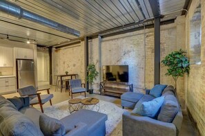 TV, offices, computer monitors - Steps to Pabst & Fiserv | Pool, Gym, Parking, W/D (Milwaukee)