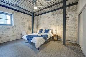 1 habitación, tabla de planchar con plancha, wifi y ropa de cama