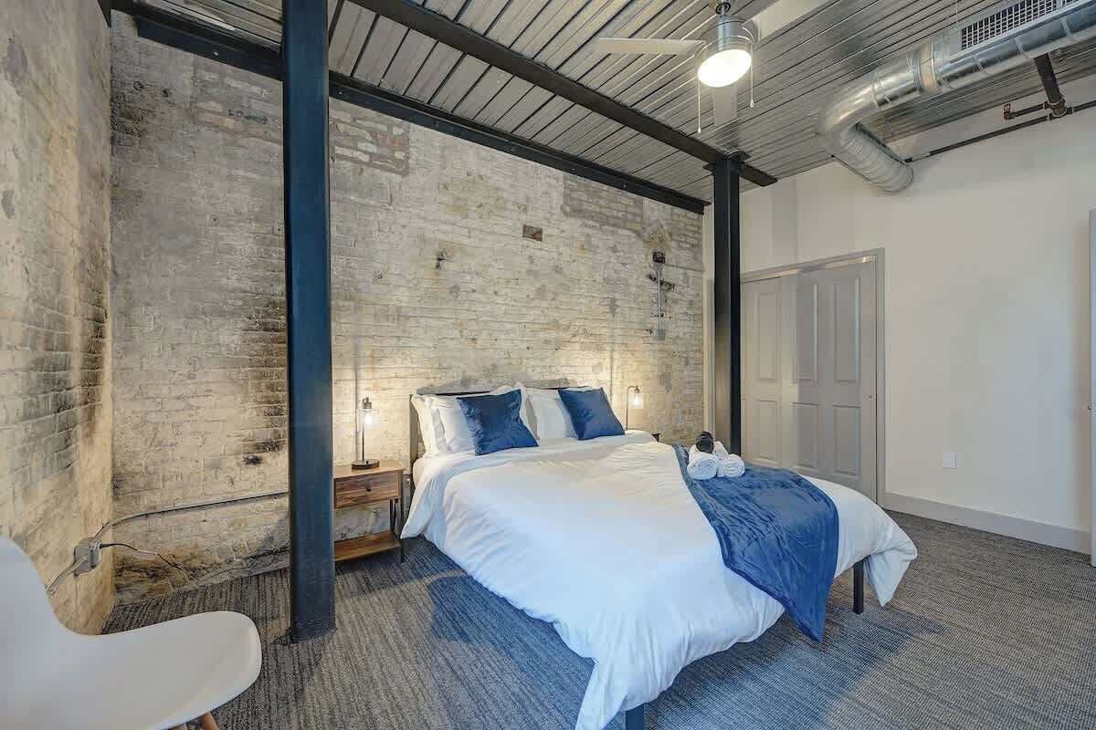 1 dormitorio, tabla de planchar con plancha, wifi y ropa de cama