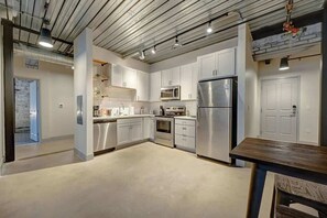 Fridge, microwave, oven, stovetop - Steps to Pabst & Fiserv | Pool, Gym, Parking, W/D (Milwaukee)