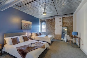 1 habitación, tabla de planchar con plancha, wifi y ropa de cama