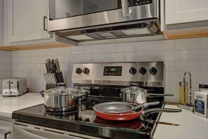 Réfrigérateur, micro-ondes, four, plaque de cuisson