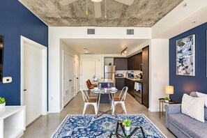 Living area - DT PHX Condo with Pool Gym Parking WD (Phoenix)