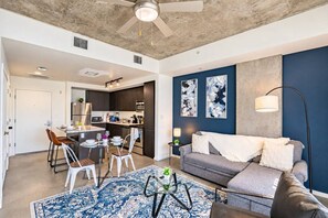 A modern apartment with a kitchen, dining area, and living room. - DT PHX Condo with Pool Gym Parking WD (Phoenix)