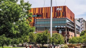 Un bâtiment moderne orné du logo de l’ASU, entouré d’arbres et bordé d’une zone piétonne.