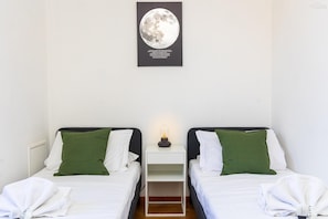 3 habitaciones, tabla de planchar con plancha, wifi y ropa de cama 
