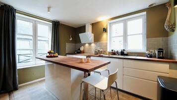 Geladeira, micro-ondas, fogão, cooktop