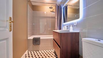 Secador de cabelo, toalhas de banho