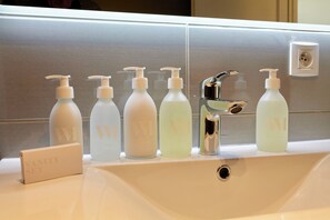 Secador de pelo, toallas