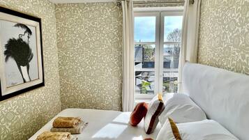 1 quarto, escrivaninha, ferros/tábuas de passar roupa, Wi-Fi de cortesia