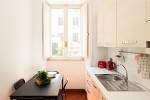 Refrigerador, microondas, parrilla de estufa y cafetera y tetera 