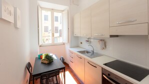 Kaffetrakter/tekoker, kjøleskap, mikrobølgeovn og kokeplater