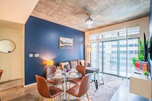 TV, offices - DT PHX Getaway with Balcony | Gym + Pool + Parking (Phoenix)