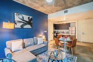 TV, offices - DT PHX Getaway with Balcony + Pool + Gym and W/D (Phoenix)