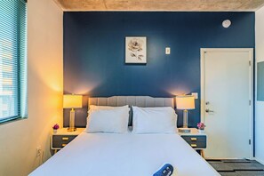 1 bedroom, iron/ironing board, WiFi, bed sheets - Unwind near PHX DT | Gym,Balcony,Pool,Parking,W/D (Phoenix)