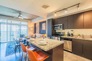 Fridge, microwave, oven, stovetop - Unwind near PHX DT | Gym,Balcony,Pool,Parking,W/D (Phoenix)