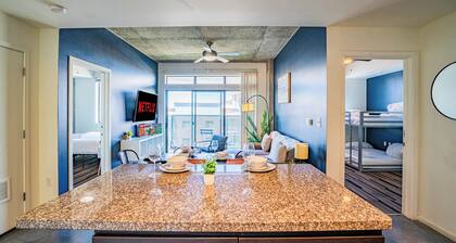 Apartment in Central DT with Gym+Pool+Parking+W/D