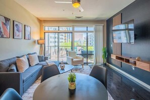 TV, offices - Stay Near DT PHX| Balcony,W/D,Pool,Gym,Parking (Phoenix)