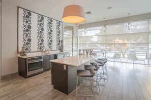 Fridge, microwave, oven, stovetop - DT Phoenix | Pool, Gym, Parking, W/D Near Airport (Phoenix)