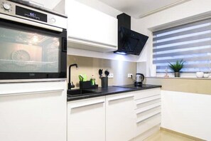 Køleskab, kogeplade, opvaskemaskine, kaffe-/temaskine