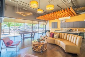TV, offices - Near PHX Airport | Balcony,W/D,Pool,Gym & Parking (Phoenix)