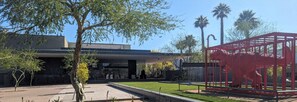 Phoenix Kunstmuseum med et moderne arkitektonisk design, en central gårdsplads og en markant røde skulptur.
