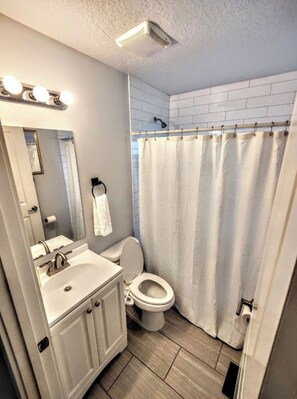 Dusche, Haartrockner, Bidet, Handtücher